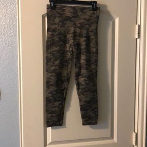 Spanx Camo Cropped Leggings Large
